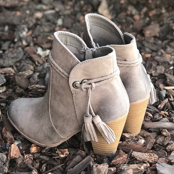 Taupe tassel wrapped oil finishes booties - Picture 3 of 5